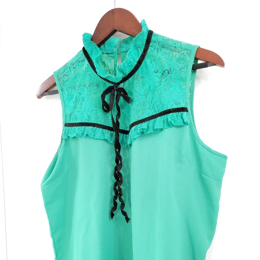 Green Sleeveless Lace Blouse with Velvet Ribbon